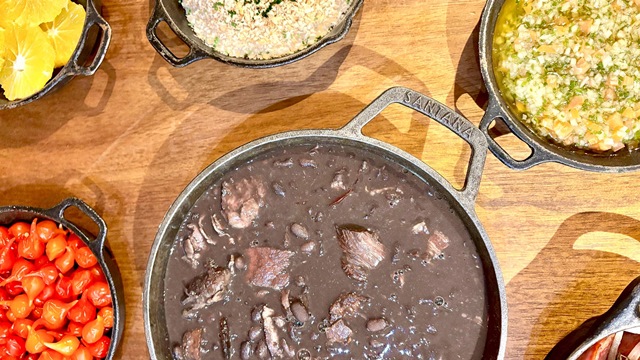 Feijoada com música ao vivo está de volta à programação gastronômica do Hilton Porto Alegre