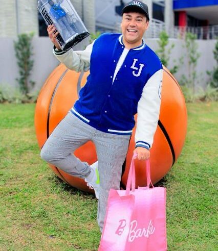 Mattel presenteia Maior Colecionador de Bonecos Ken do Mundo com um exemplar de LeBron James