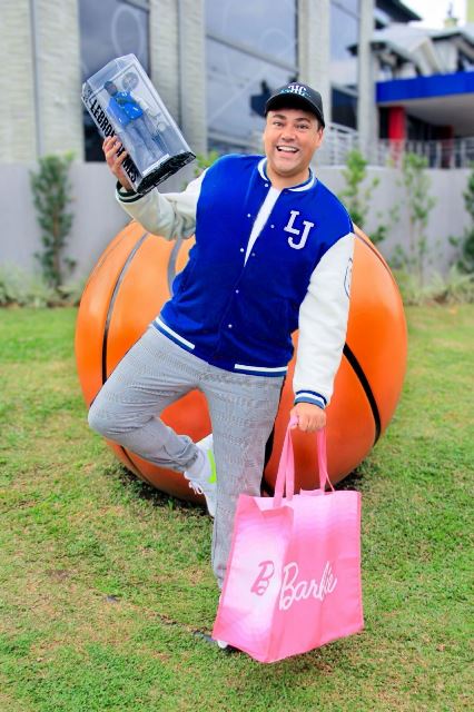 Mattel presenteia Maior Colecionador de Bonecos Ken do Mundo com um exemplar de LeBron James