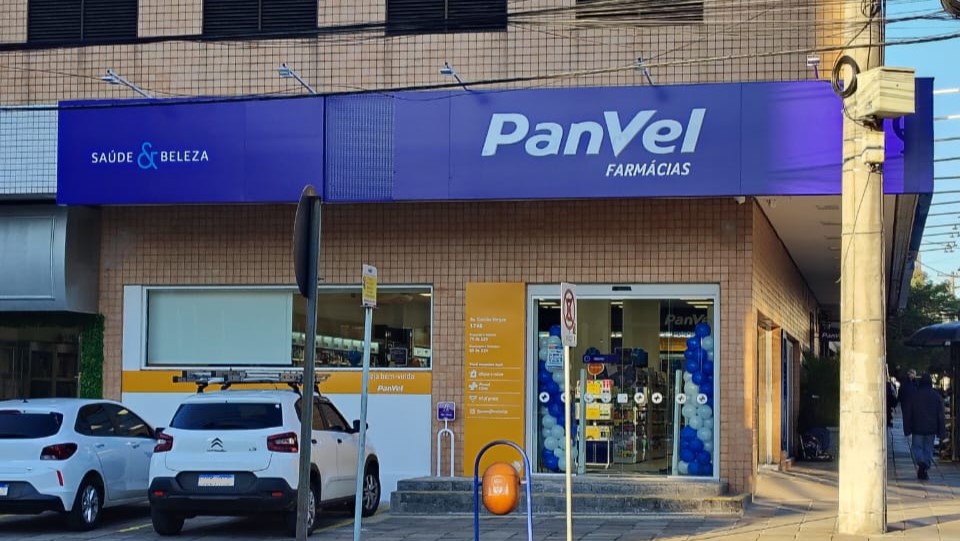 Loja Panvel ganha novo endereço no bairro Menino Deus, em Porto Alegre
