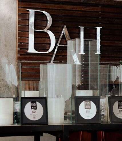 Bah Restaurante em clima de comemoração: experiência em cinco tempos e taças cheias de história