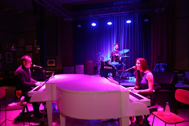 Jantar com Duelo de Pianos embala a noite do Dia dos Namorados no Encouraçado Butikin