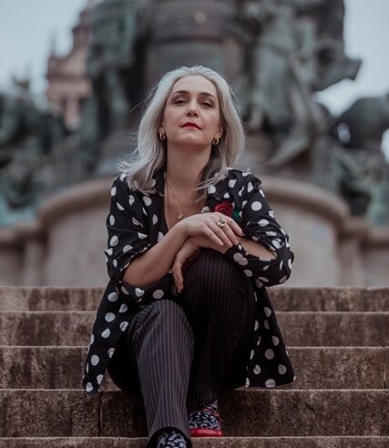 Adriana Deffenti celebra dois anos do Barriga no Fogão com show especial