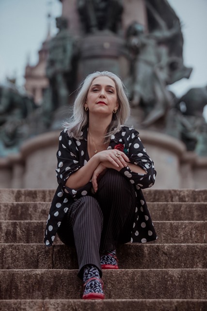 Adriana Deffenti celebra dois anos do Barriga no Fogão com show especial