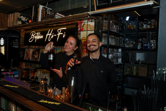 6ª edição do Negroni Day no Encouraçado Butikin coloca as pratas da casa atrás do balcão e show de jazz com Débora Neto