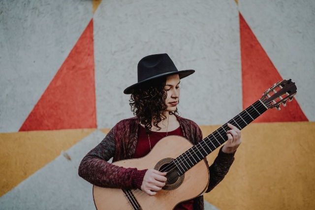 Musical Évora recebe Amanda Carpenedo para recital de violão