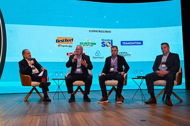 Painel da Expoagas 2025 reúne empresários supermercadistas