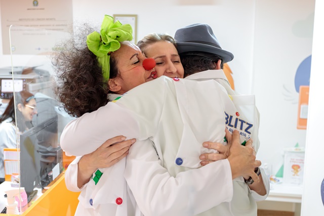 Blitz da Alegria leva arte, riso e acolhimento a instituições de saúde em Porto Alegre