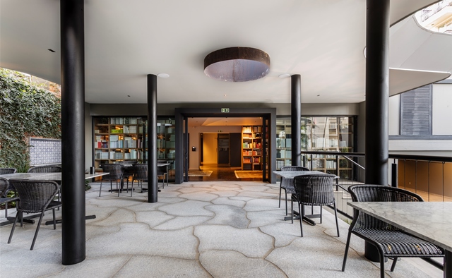 Pioneira em Porto Alegre, livraria conecta café, vinho e arte