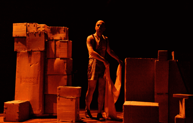 Espetáculo “O Espelho Quebrado” mergulha nas masculinidades no Teatro Sesc Alberto Bins