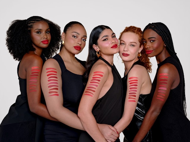 Avon amplia seu portfólio de maquiagens com novos batons e blushs em tons de vermelho