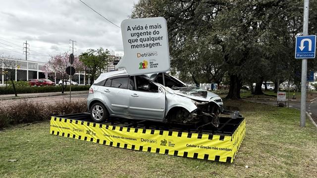 Campanha do DetranRS sobre uso do celular é reforçada com exposição de veículos acidentados