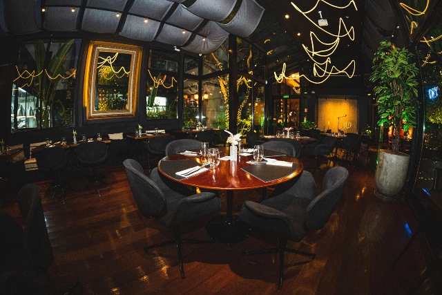 DRY celebra 7 anos com eventos que unem arte, vinho e coquetelaria