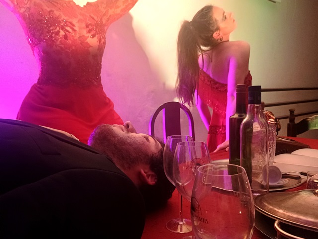 Espetáculo “El Banquete” leva surrealismo e crítica social ao Galpão Floresta