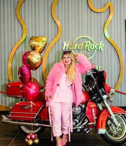 Barbie Gaúcha celebra aniversário em noite de estrela no Hard Rock Café