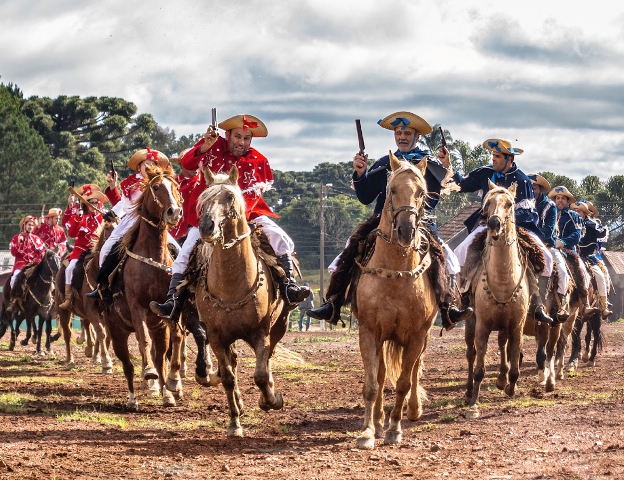 Cazuza Ferreira retoma tradição das Cavalhadas com festa em 2025