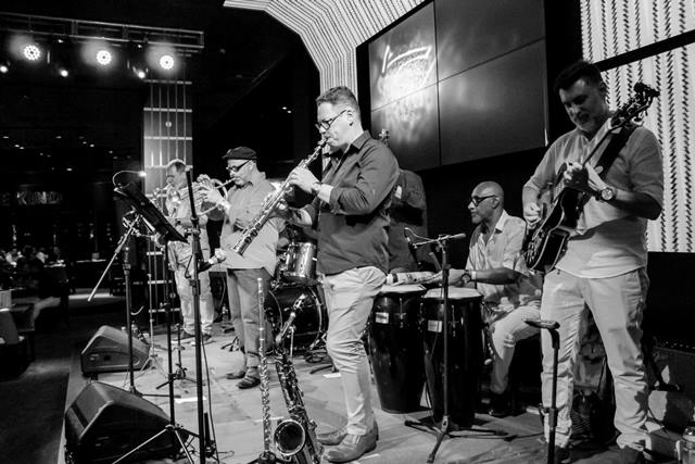 O Sonoridades de setembro, dia 28, traz a comemoração dos 21 anos da JazzGig com a convidada Ithamara Koorax, uma das vozes mais relevantes do jazz e MPB