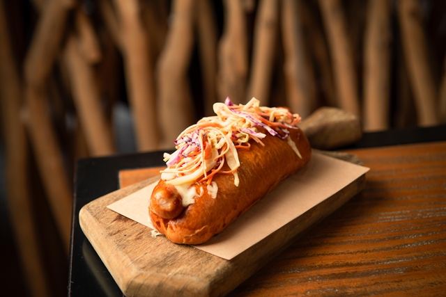 O sabor de uma memória: Ocre celebra o Dia do Cachorro-Quente com duas criações de Roberta Sudbrack em Gramado