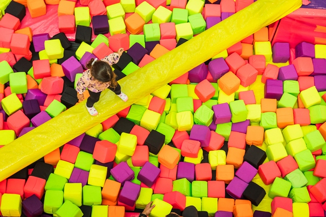 Park Fun promove diversão em 360° com tobogãs, tirolesas, piscinas de espuma e outras brincadeiras no ParkShopping Canoas