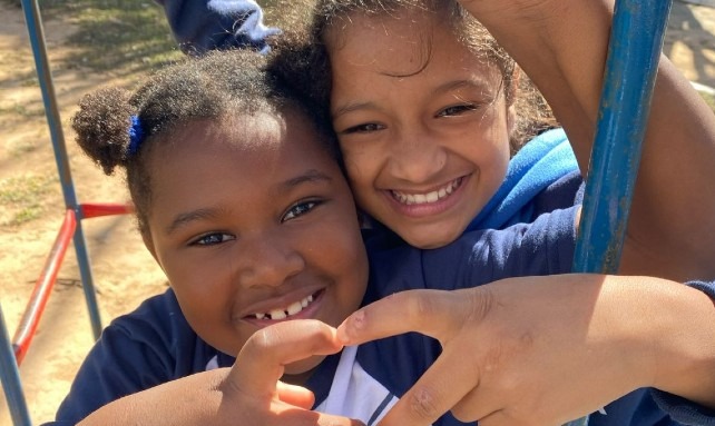 Campanha da Aldeias Infantis SOS defende o brincar frente aos riscos da alta exposição às telas e redes sociais 