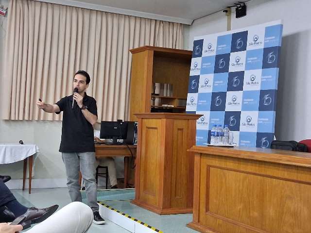 Aula sobre refração marca encerramento do treinamento do Grupo São Pietro e Cristália com simulador para cirurgia de catarata