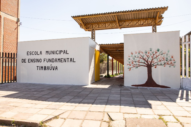 Em mutirão solidário, voluntários do Instituto Cyrela realizam reforma em escola municipal de Porto Alegre