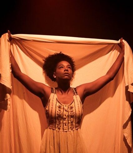 Premiado monólogo sobre resistência e ancestralidade, “Pai Nosso” estreia em Porto Alegre