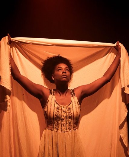 Premiado monólogo sobre resistência e ancestralidade, “Pai Nosso” estreia em Porto Alegre