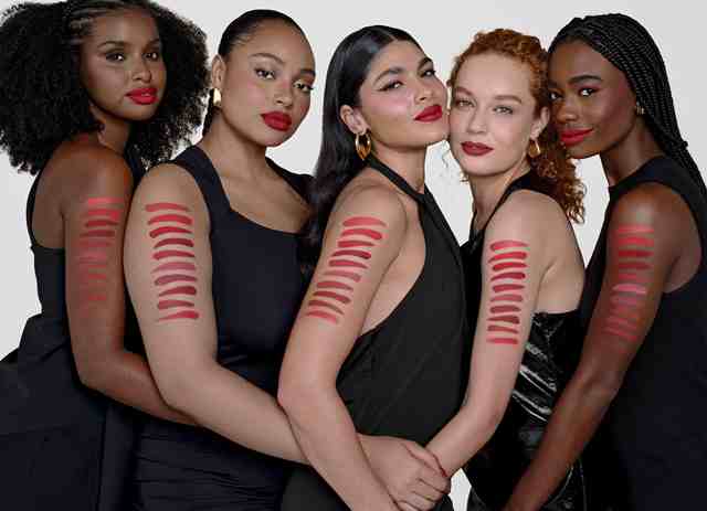 O poder do vermelho: 6 produtos e dicas de como montar um look monocromático