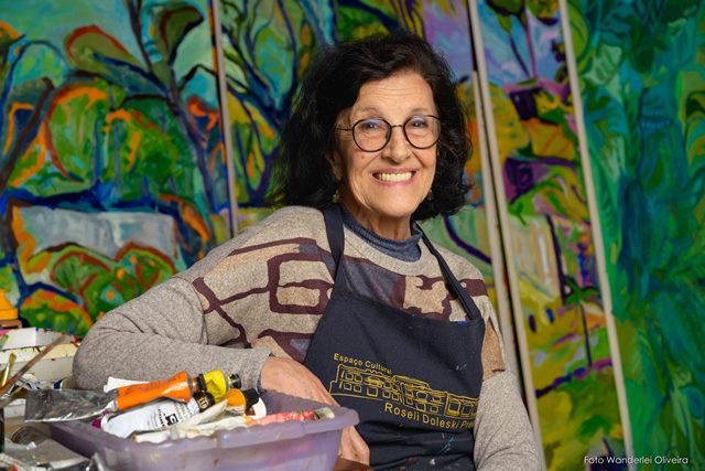 Bea Balen Susin retrata Mata Atlântica em painel de 16 m de largura na Ocre Galeria