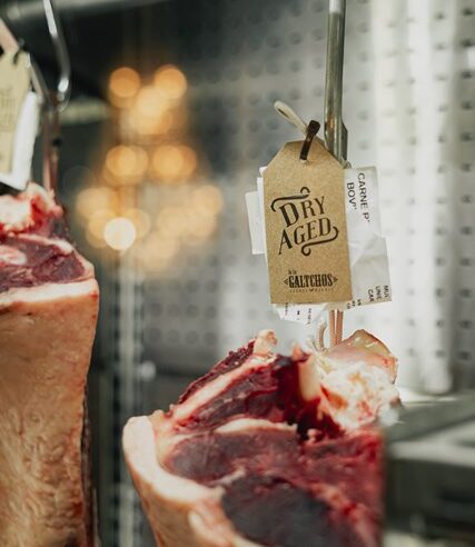 O tempo como tempero: Capullo retoma câmara de dry aged em parceria com a De Los Galtchos e reafirma pioneirismo na Serra