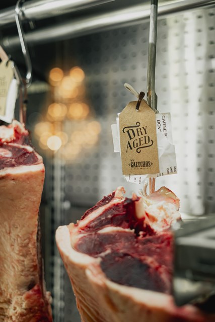 O tempo como tempero: Capullo retoma câmara de dry aged em parceria com a De Los Galtchos e reafirma pioneirismo na Serra