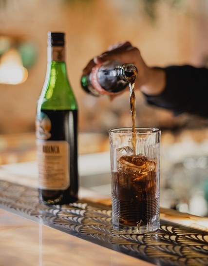 Fernet y Cola: a febre portenha que agora tem noite dupla em Canela