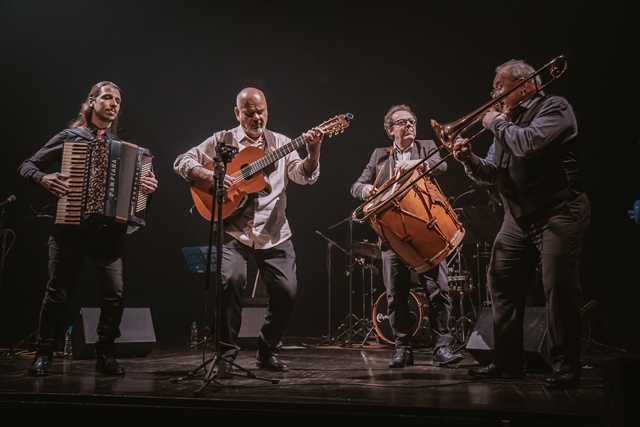 Quartchêto encerra turnê com show gratuito em Porto Alegre
