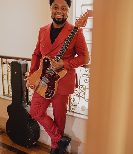 Espaço 373 recebe o guitarrista mineiro Jimi Oliver
