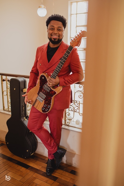 Espaço 373 recebe o guitarrista mineiro Jimi Oliver