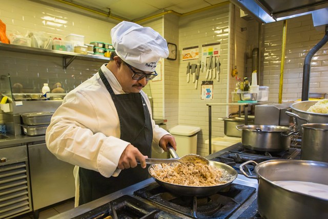 Pessoas com deficiência assumem a cozinha em jantar beneficente no Pobre Juan