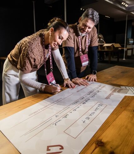 Entrega do cheque de R$2,2 milhões arrecadados pelo Bazar Claudia Bartelle&Friends à Casa Madre Ana