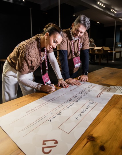 Entrega do cheque de R$2,2 milhões arrecadados pelo Bazar Claudia Bartelle&Friends à Casa Madre Ana