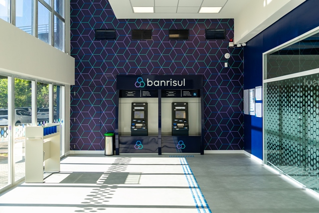 Banrisul reinaugura agência Caergs com novo conceito de atendimento e foco na experiência do cliente