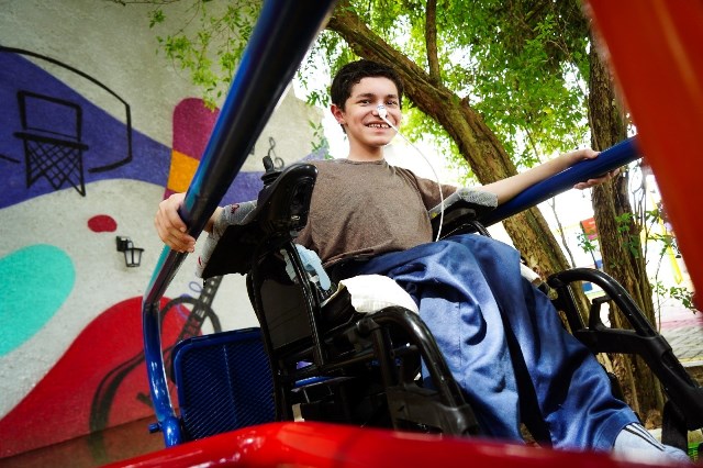 Kinder e Casa de Saúde Menino Jesus de Praga inauguram rampa de acesso para estudantes com deficiência