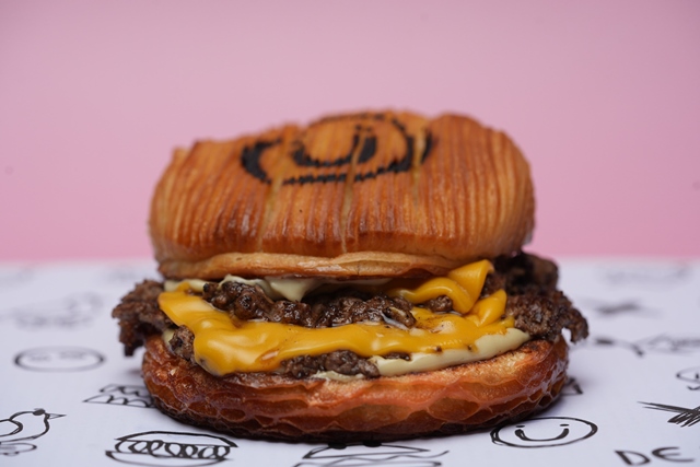 De Rua e Sfoglia lançam smash no pão de croissant em collab inédita