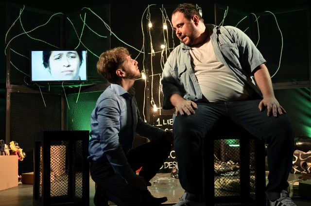 Ator Fábio de Luca, da novela Êta Mundo Melhor!, estreia peça em Porto Alegre