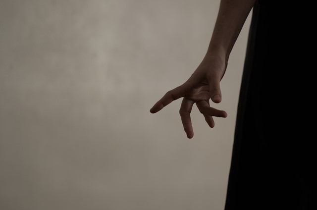 M E A D A, solo de Luíza Fischer com direção de Patrícia Nardelli estreia dia 26 de novembro na Sala Álvaro Moreyra