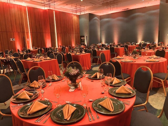 Hilton Porto Alegre celebra a magia do Natal e a chegada do ano novo com ceias tradicionais e sabores inesquecíveis