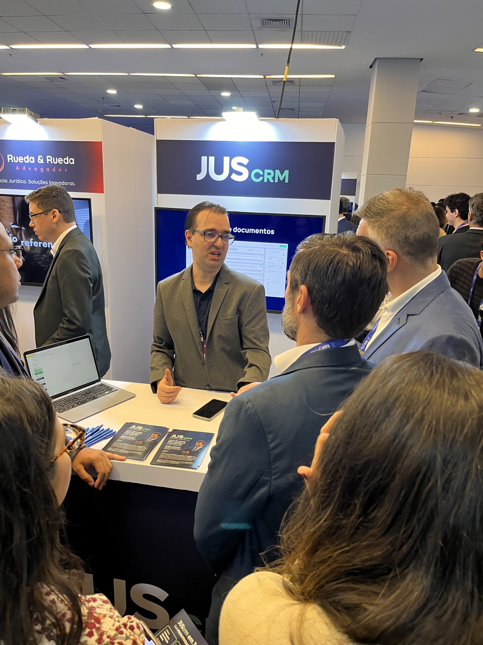 JUScrm otimiza gestão de relacionamento na advocacia com integração de IA e WhatsApp