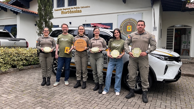 Scur presenteia entidades e órgãos públicos de Gramado