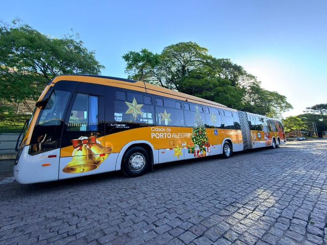 Ônibus com decoração de Natal começam a circular nesta semana em Porto Alegre
