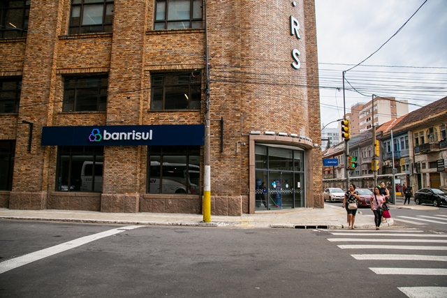 Banrisul inaugura Agência Coliseu e anuncia abertura da Agência Rua da Praia no Centro Histórico