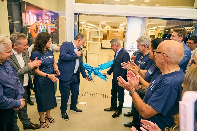 Banrisul inaugura agência Rua da Praia com cortejo festivo no Centro Histórico de Porto Alegre